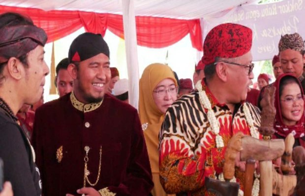 Foto: Bupati Fauzi menemani Hasto Kristiyanto melihat pajangan keris di stand pameran depan Pendopa Agung Keraton Sumenep.