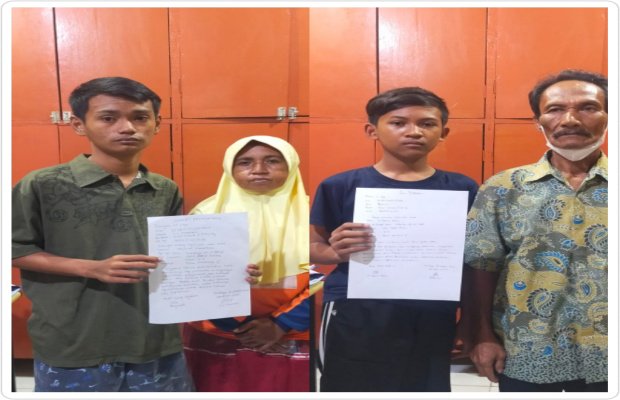 Foto : anak kanan dan orang tua dikiri saat membuat pernyataan dipolsek Tambaksari 