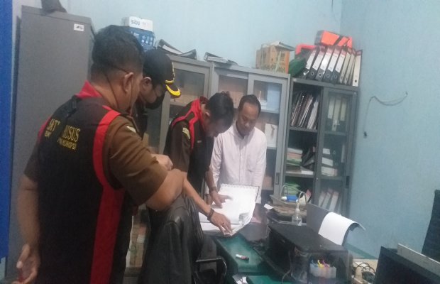 Foto: Kasi Intel Kejari bersama tim saat lakukan penggeledahan