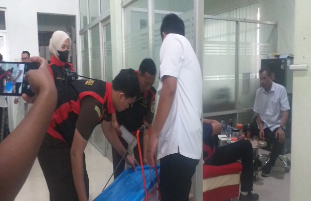 Foto: Tim Penyidik Kejari Sumenep saat akan memnawa berkas berkas dari kantor PT Sumekar