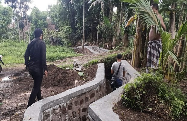 Foto: Kades, bhabinkamtibmas, staf desa bersama awak media cek lokasi.