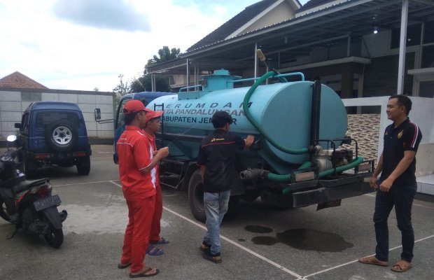 Foto: Bantuan air bersih SPBU Kalisat 