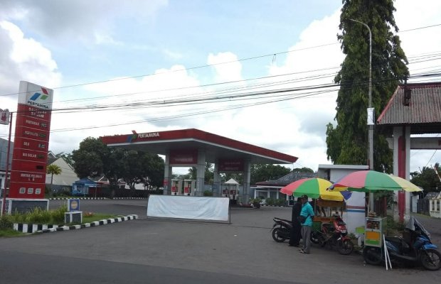 Foto: Dua orang pedang rujak manis dan cilok di area SPBU 54-681-14 Kalisat.