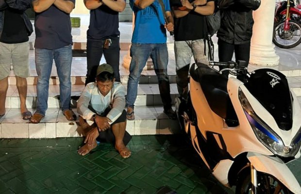 Foto: Tersangka didepan berikut barang buktinya saat diglandan petugas kepolrestabes surabaya 