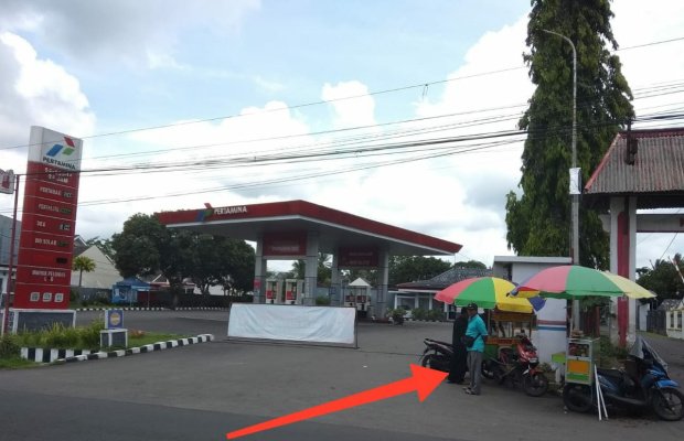 Foto: Salah seorang pedagang cilok di pojok halaman SPBU Kalisat.