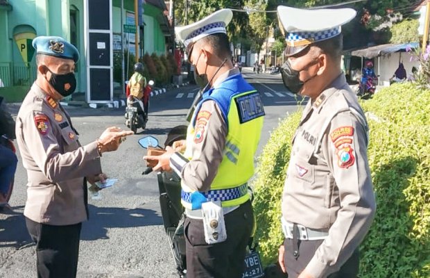 Foto : Kasi Propam Polres Lumajang, nampak memeriksa sim anggota