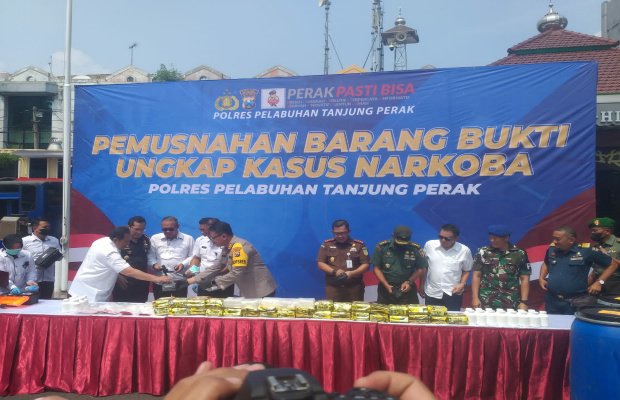 Foto: Kapolres berserta jajaranya pamerkan barang bukti sabu, pil Dobel dan Pil Ektasi saat konfrensi pres 