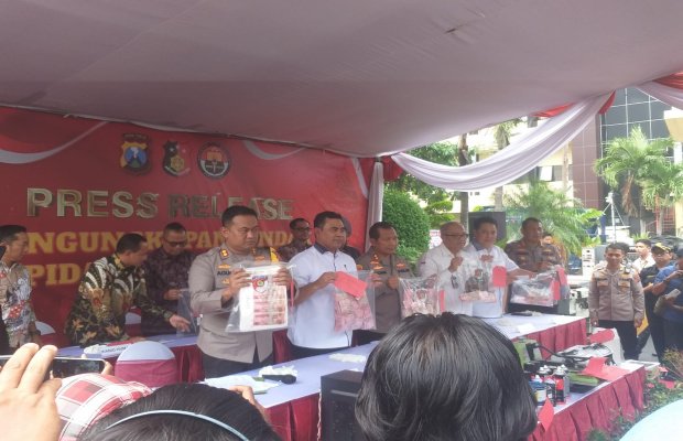 Foto : Kapolda Jatim gelar konferensi pers terkait Peredaran uang palsu dengan 11 tersangka 