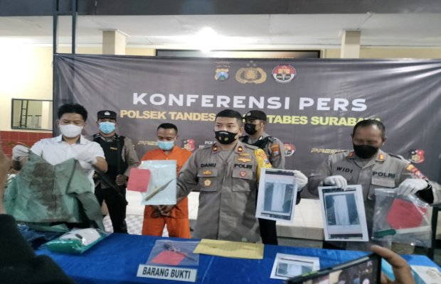 Foto: Kapolsek Tandes pamerkan tersangka yang menusuk istrinya sendiri berikut barang buktinya