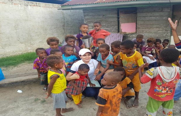 Foto : Ketua Umum KSPI, Nova Rumondor bersama anak-anak Merauke, Papua
