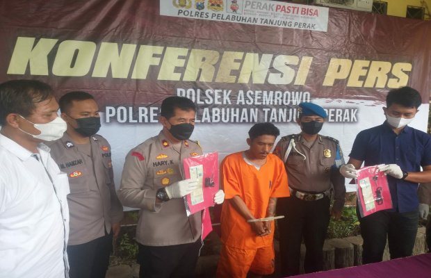 Foto: Tersangka menangis saat diapit oleh beberapa petugas Polsek Asemrowo Surabaya 
