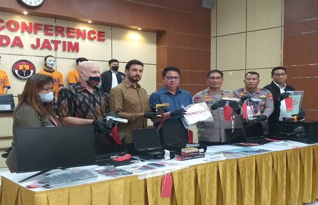 Foto: polda jatim pamerkan empat orang tersangka pemlsuan Website berikut barang buktinya 