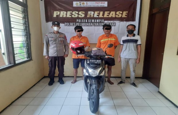Foto: dua tersangka ditengah berikut barang buktinya dipamerkan oleh petugas