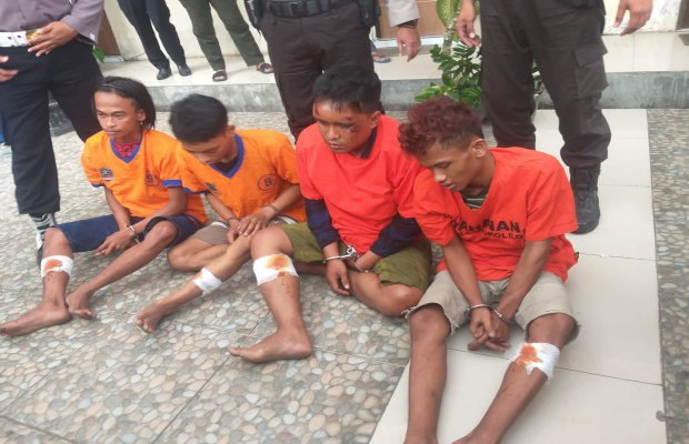 Foto: empat tersangka dipamerkan petugas kepada wartwan dengan kaki terluka terkena tembakan