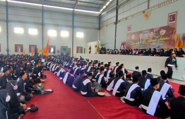 Foto: Anggota Perguruan Persaudaraan Setia Hati (PSHT) Cabang Jember saat melantunkan sholawatdi Pusat kota Madiun.