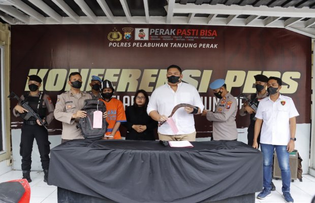 Foto: Tersangka ditengah berikut barang buktinya dipamerkan polres pelabuhan tanjung perak surabaya. 