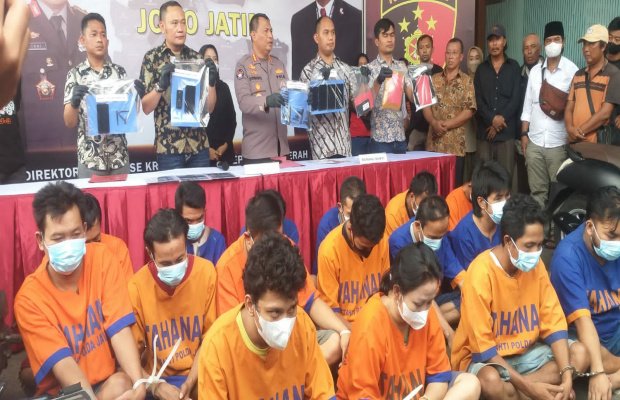 Foto: Polda Jatim Pamerkan 16 orang tersangka berikut barang buktinya pada awak media