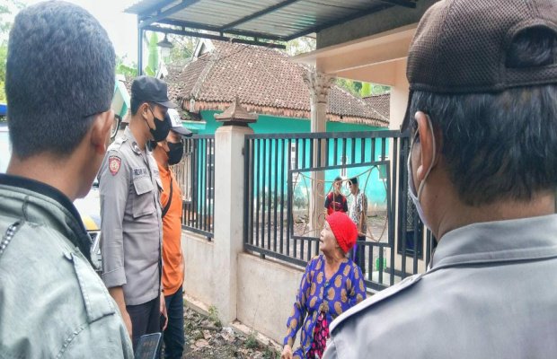 Foto : korban ( duduk ) memperagakan peristiwa yang dialaminya dihadapan petugas