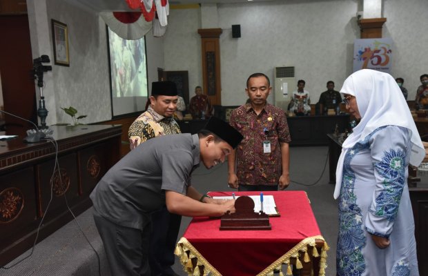 Foto: Pimpinan DPRD Sumenep, Indra Wahyudi, saat menandatangani Raperda penyertaan modal dan Banggar 2023 (Ibnu)