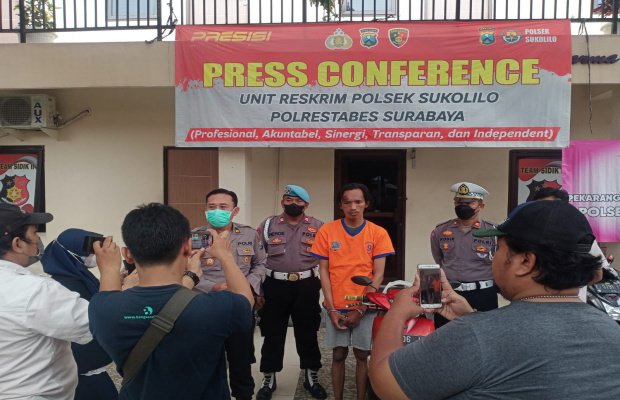 Foto: Tersangka diapit beberapa petugas dengan menujukkan barang buktinya sepeda motor 