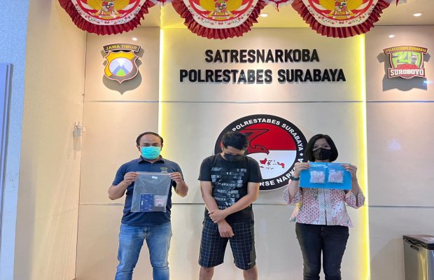 Foto: Tersangka dan barang buktinya saat berada di Polrestabes Surabaya 