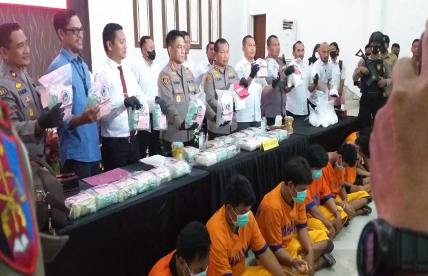 Foto: tesangka berikut barang buktinya saat dipamerkan oleh Kapolda Jatim di Mako Polrestabes Surabaya 