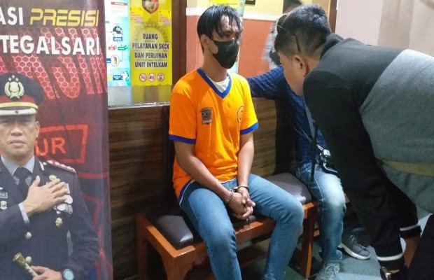 Foto: Tersangka dan barang buktinya saat dipemerkan petugas ke pada awak media 