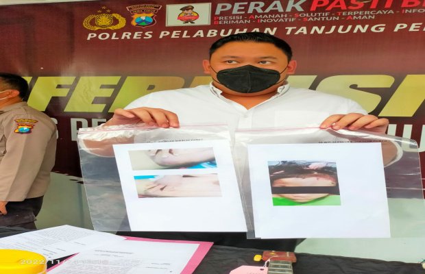 Foto: ibu yang tega bunuh anaknya dan pasangannya saat di pemarkan petugas ke media