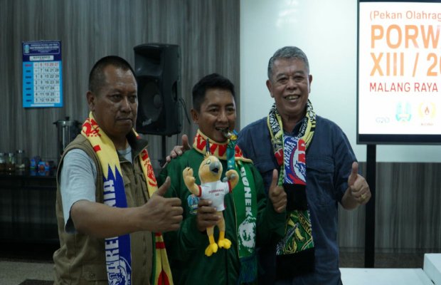 Foto: Ketua PWI dan Komandan Kontingen Jatim saat mengalungkan medali ke atlet berprestasi