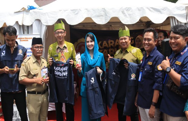 Foto: Ketua TP PKK Jatim Arumi Bachsin, Bupati Jember,  H. Hendy Siswanto dan Wakil Bupati Jember, KH. MB. Firjaun Barlaman,