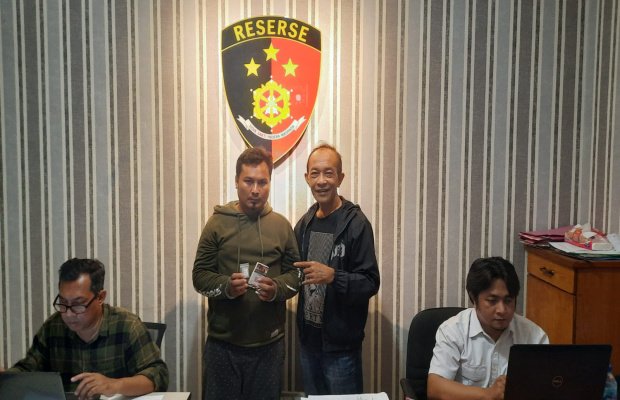 Foto: tersangka kanan didampingi kanit reskrim polsek Gubeng tunjukan barang bukti sabu