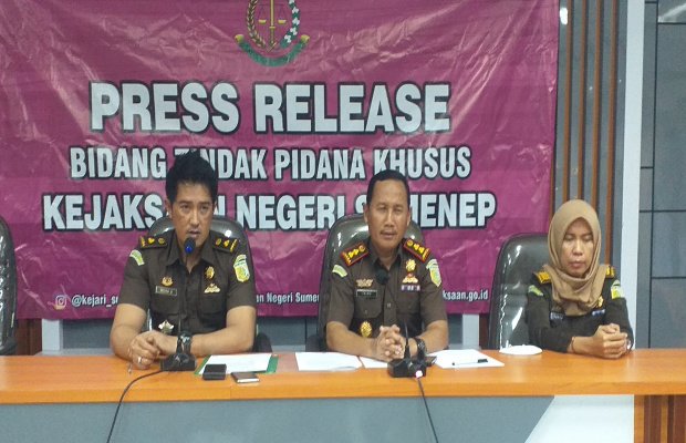 Foto: Dari kiri, Kasi Intentel Novan Bernadi, Kajari Sumenep Trimo. SH. MH, dan Bu Anis (Jaksa)