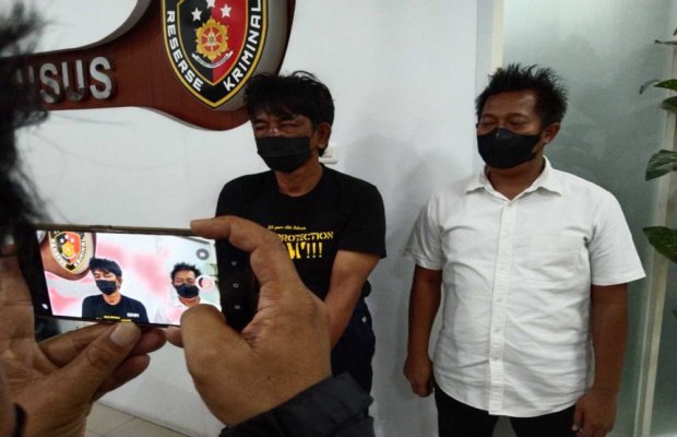 Foto: tersangka kanan dan petugas di ruang penyidk PPA Polrestabes Surabaya 