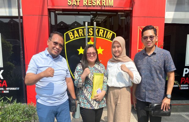 foto: para kuasa hukum korban, Reno saat mendatangi Ruang Kasat Reskrim Polres Pelabuhan Tanjung Perak Surabaya