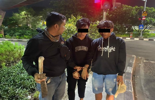 Foto: tersangka beserta goloknya diamankan petugas kepolsek Tegalsari Surabaya 