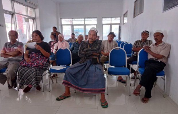 Foto: Warga Sukosari melakukan mediasi di Kecamatan Sukowono.