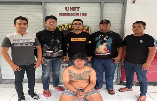 Foto: tersangka saat di glandan petugas kepolsek Bubutan Surabaya