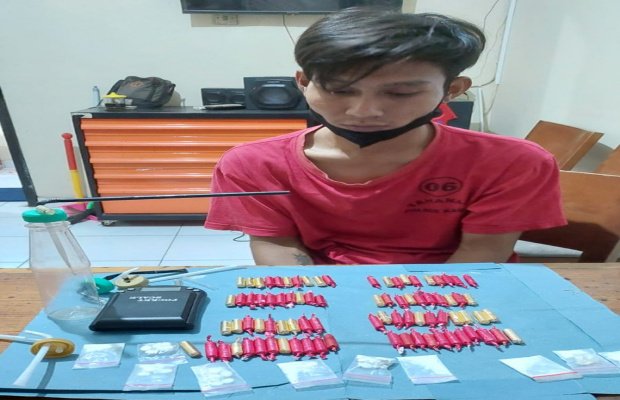 Foto: Tersangka dan Barang Buktinya saat berada di Kantor Polisi,