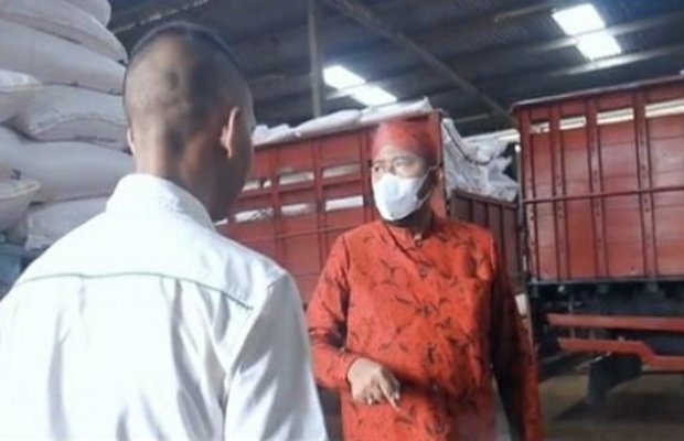 Foto: Bupati Sumenep Achmad Fauzi, saat sidak  Gudang Pupuk di Desa Kertasada, Kec. Kalianget, Sumenep.