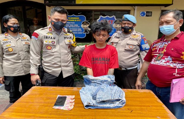 Foto: Kompol Muhammad Irfan kanan, Kanit Reskrim kiri dan tersangka ditengah 