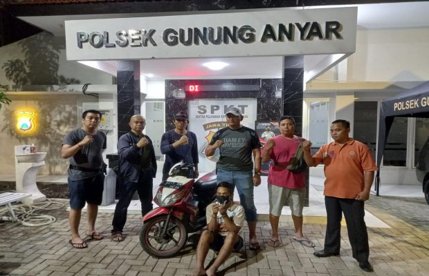 Foto: tersangka saat di glandan petugas ke Polsek Gunung Anyar Surabaya