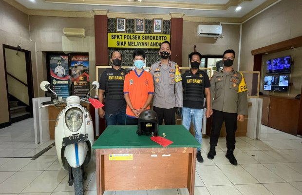Foto: tersangka ditengah diapit oleh kaposek Simokerto dengan menunjukan barang buktinya