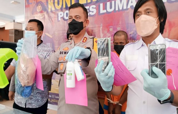 Foto : Kapolsek Lumajang ( tengah ), didampingi Kasat Reskrim ( kiri ), menunjukkan barang bukti