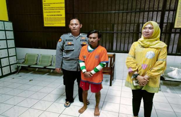 Foto : tersangka saat di bawa oleh dua petugas menuju sel tahanan Polrestabes Surabaya