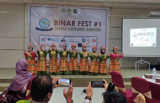 Foto: Siswa SMP Binar Sumenep saat menunjukkan kebolehannya Diacara Festival 1