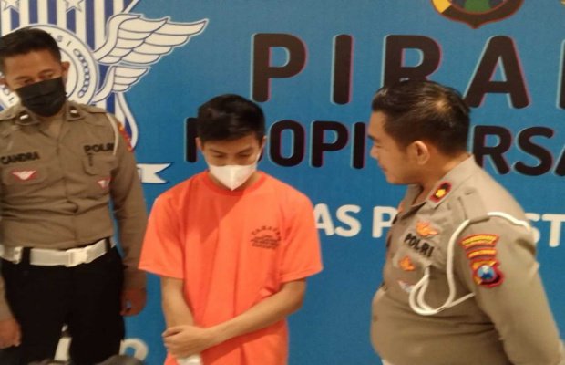 Foto: Sopir atau tersangka ditengah dan di apit oleh dua petugas berpakaian coklat (polisi)