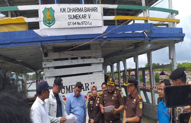 Foto: Tim Penyidik Kejari Sumenep saat membacakan Surat Penyitan KM. Dharma Bahari Sumekar V