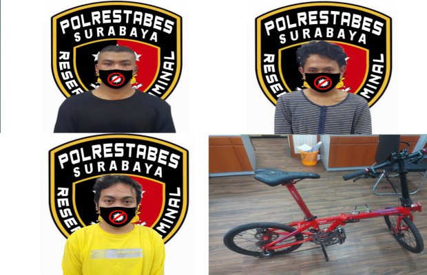 Foto: tiga tersangka dan barang buktinya saat berada di Polrestabes Surabaya