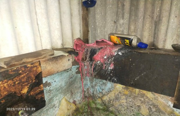 Foto: Pasangan luka bakar saat dievakuasi petugas ke rumah sakit dr. Soetomo Surabaya