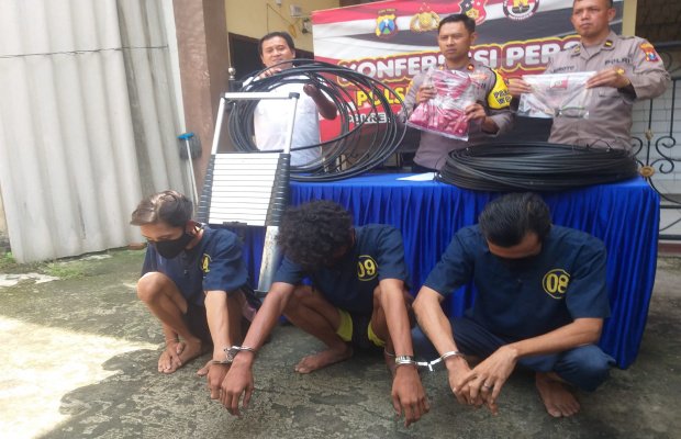 Foto: Tiga tersangka dan barang buktinya saat di pamerkan oleh petugas ke sejumlah media 